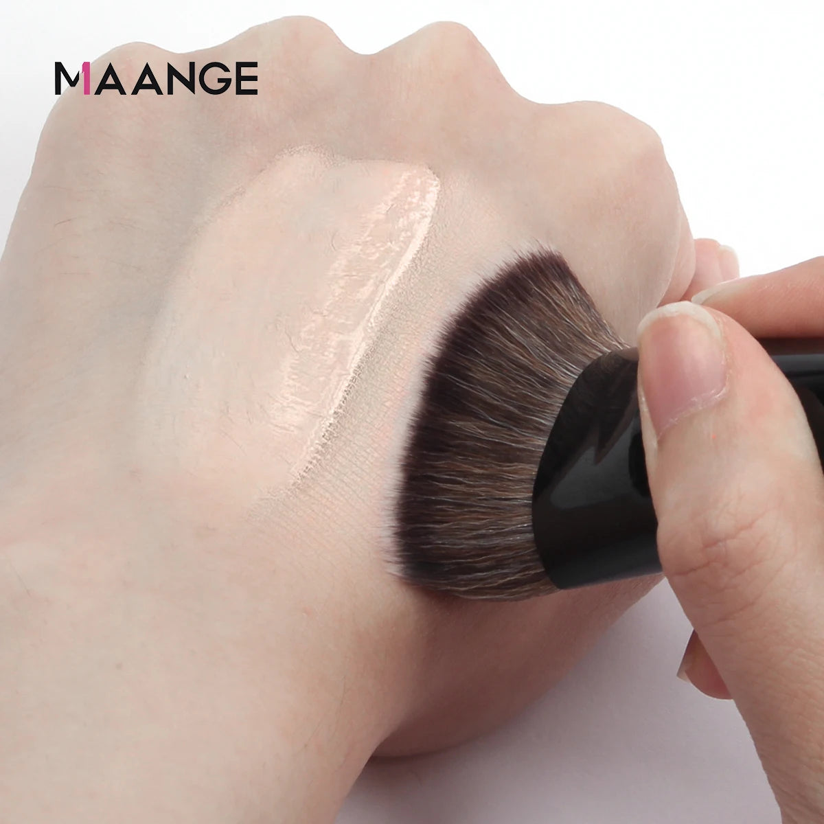Pennello MAANGE Flat Round Foundation Brush